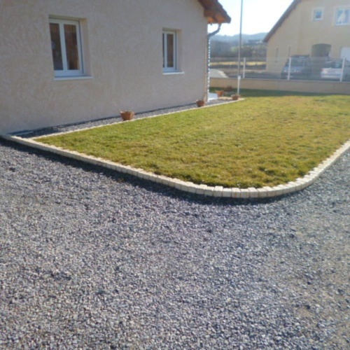 ambiance_dallage_en_pierre_reconstituee_et_bordure_de_jardin_domus_roc-de-france-pierre-reconsitutuee-dallage-carre-rectangle-domus-bordure-jardin