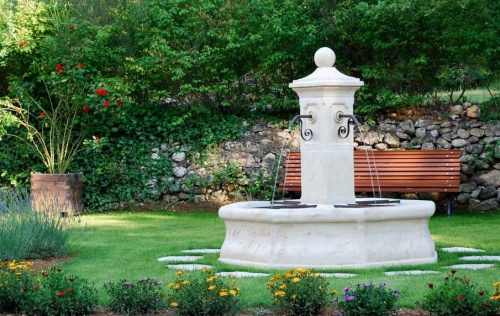 ambiance_fontaine_de_jardin_en_pierre_reconstituee_vincennes_roc-de-france-pierre-reconstituee-ambiance-fontaine-jardin-vincennes