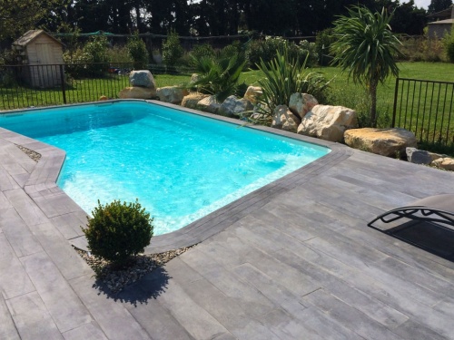 ambiance_margelle_de_piscine_calepinage_margelles_piscine_aspect_bois_blanc-ivoire_et_dallage_wood