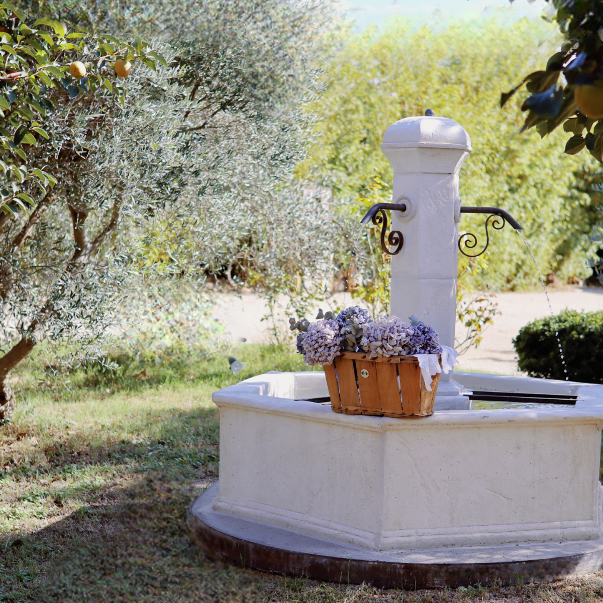 Une fontaine extérieure en pierre pour votre jardin