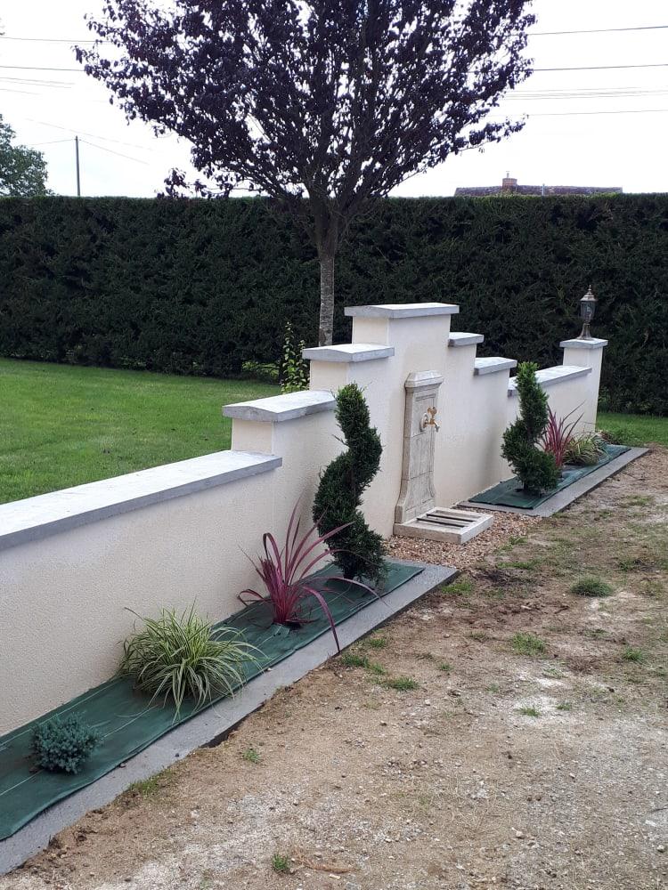 Une fontaine extérieure en pierre pour votre jardin