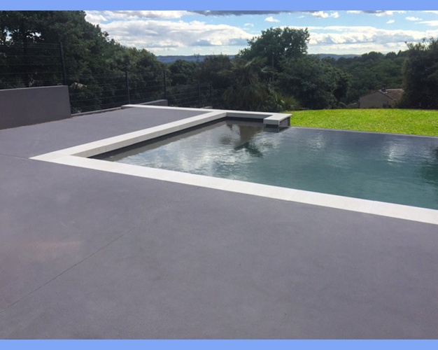 ambiance_margelle_de_piscine_en_l_ou_a_talon_couleur_ivoire_vendee_roc-de-france-concrete-line-ambiance-margelle-piscine-l-talon-vendee-ivoire-te