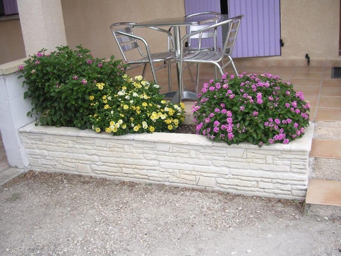 fontaine_muret_helios_en_pierre_reconstituee_livree_en_kit_fontaine_helios_realisee_avec_des_blocs_murets_en_pierre_reconstituee_livree_en_kit_1