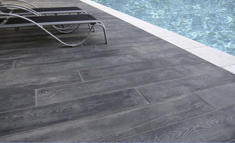 lames_wood_ton_gris_bord_de_piscine_bdef