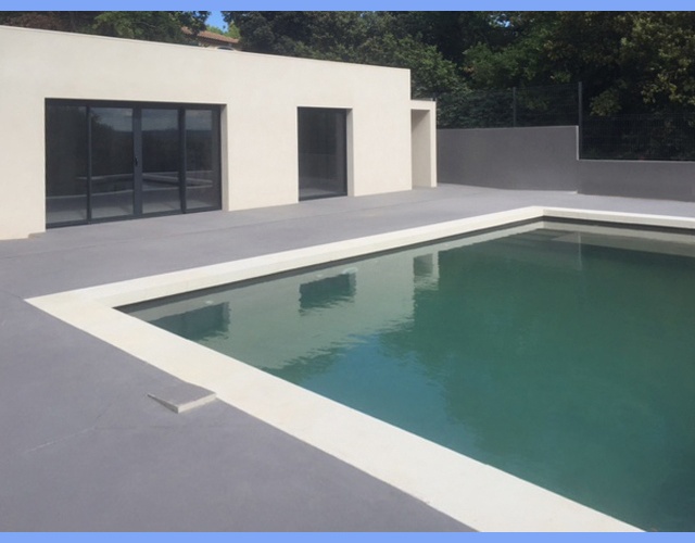 margelle_dangle_en_l_ou_a_talon_vendee_3_roc-de-france-concrete-line-ambiance-margelle-piscine-l-talon-vendee-ivoire-terrasse-pelouse