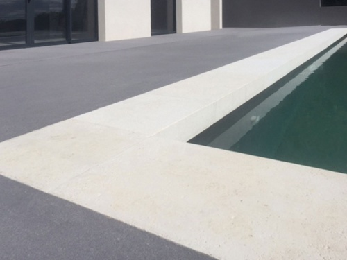 ambiance_margelle_de_piscine_en_l_ou_a_talon_aspect_pierre_roc-de-france-concrete-line-ambiance-dallage-gris-margelle-piscine-l-talon-pierre
