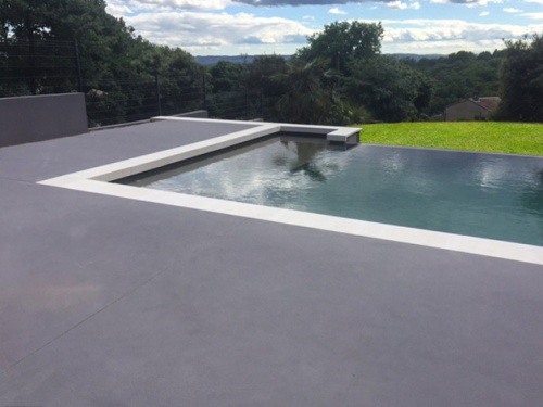 ambiance_margelle_de_piscine_en_l_ou_a_talon_couleur_ivoire_vendee_roc-de-france-concrete-line-ambiance-margelle-piscine-l-talon-vendee-ivoire-te