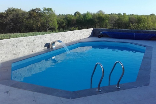 ambiance_margelles_de_piscine_en_pierre_reconstituee_grise_margelles_et_dallage_vendee_gris_1