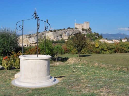 ambiance_puits_en_pierre_reconstituee_vue_sur_un_chateau_dans_le_sud_roc-de-france-pierre-reconstituee-ambiance-puits-chateau-sud-de-la-france_1970002489