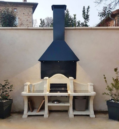 barbecue_en_pierre_reconstituee_modele_camargue_de_roc_de_france_avec_hotte_en_acier_fixee_sur_le_mur_barbecue_en_pierre_reconstituee_modele_camargue_de_roc_de_france_avec_hotte_en_acier_fixee_sur_l