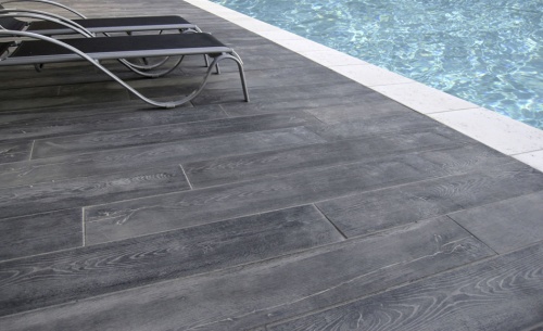 lames_wood_ton_gris_bord_de_piscine_bdef
