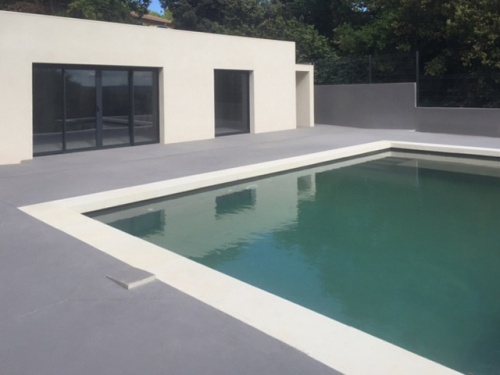 margelle_dangle_en_l_ou_a_talon_vendee_3_roc-de-france-concrete-line-ambiance-margelle-piscine-l-talon-vendee-ivoire-terrasse-pelouse