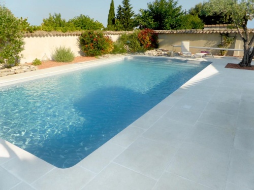margelles_de_piscine_angle_sortant_model_2_fabrication_francaise_gamme_vendee_-_couleur_ivoire_margelles_piscine_et_dallage_aspect_pierre_de_ven_685805032