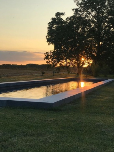 piscine_moderne_avec_margelle_bloc_grise_en_pierre_reconstituee_piscine_moderne_avec_margelle_bloc_grise_en_pierre_reconstituee_fabriquee_par_roc_663155028